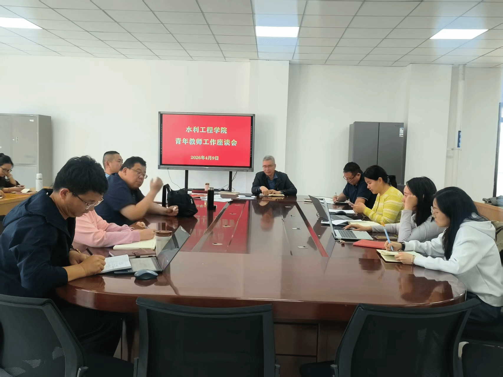 倾听“青”声凝聚力量—水利工程学院党总支开展与青年教师面对面交流活动