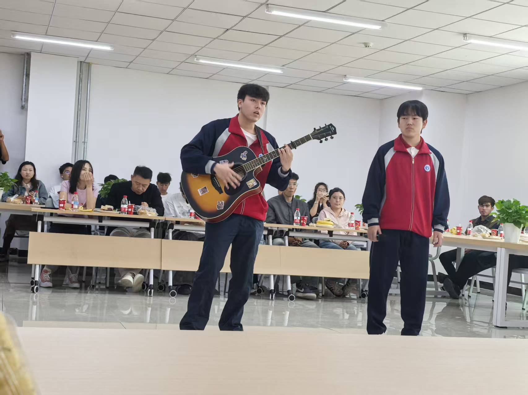新疆职业大学审计处与电力学院共办“三进两联一交友”活动歌舞竞答绘创意师生融...