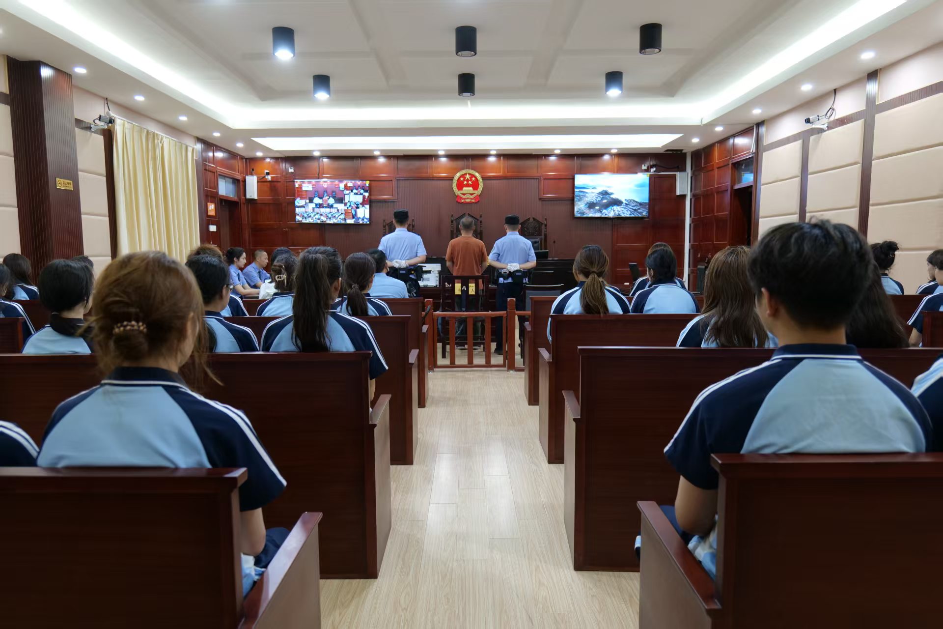 实地观摩庭审 校地协同培养法律人才——马克思主义学院组织法律专业学生赴达坂城区 人...
