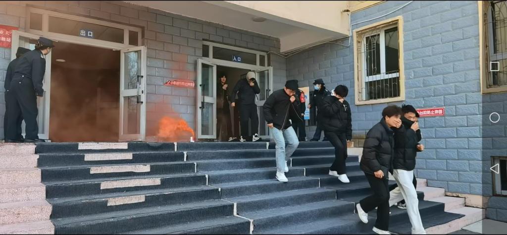 我校开展宿舍楼消防逃生演练筑牢安全防线