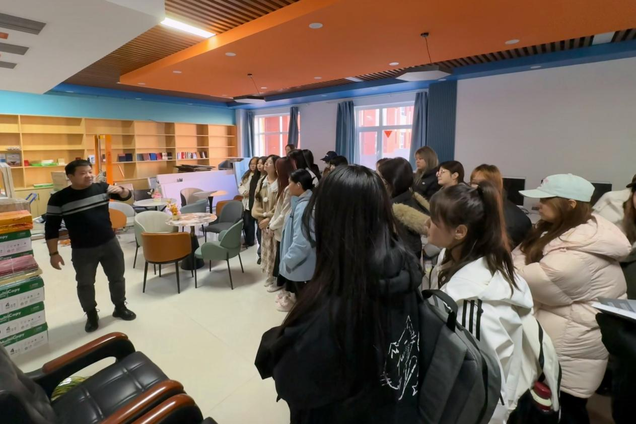 深化产教融合实践:艺术与传播学院组织新生参观数字广告协同创新中心