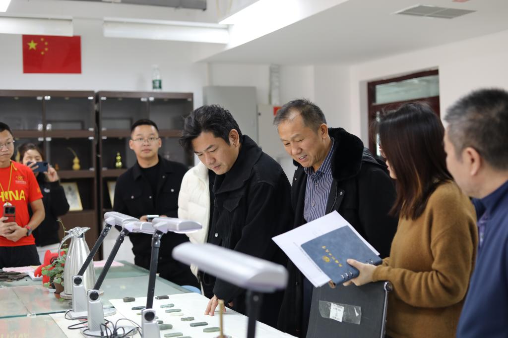 和田玉专家团队莅临我校 共推玉雕专业产教融合新发展​