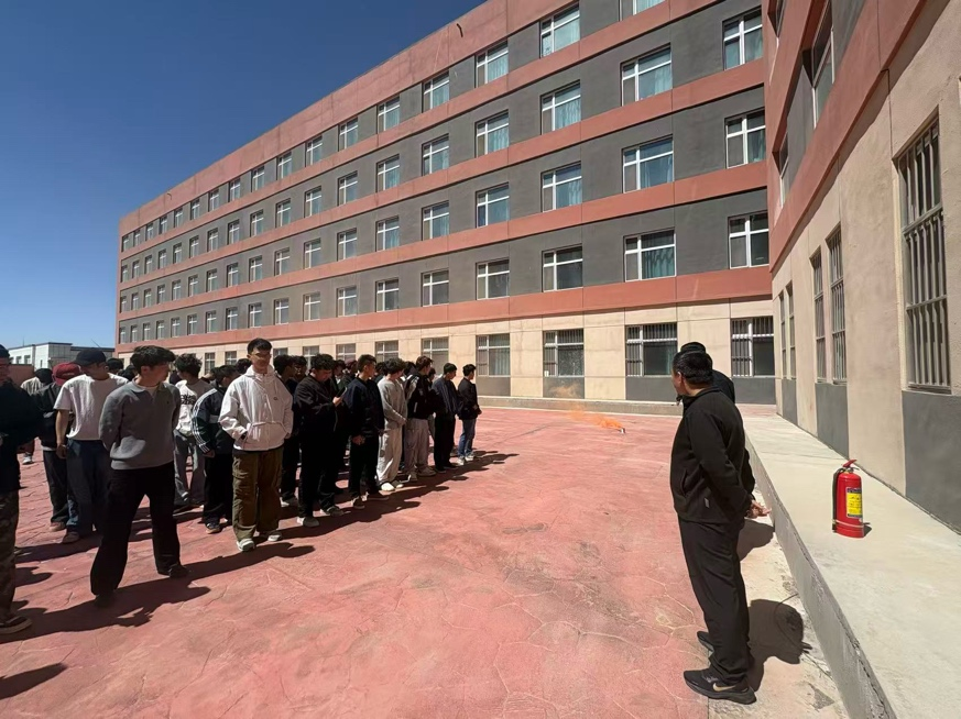 筑牢安全防线 守护青春校园 —— 艺术与传播学院开展慧苑宿舍楼消防应急演练