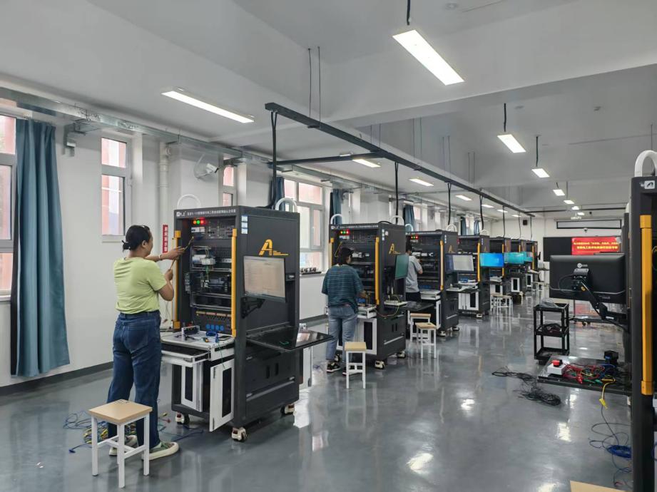 疆电薪传育匠心 练兵竞武强技能 —— 电力学院开展智能电工技术操作技能考核大比武