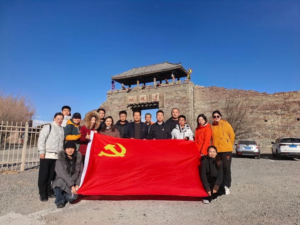 我校公共教学部(体育教学部)直属党支部赴达坂城古镇开展主...