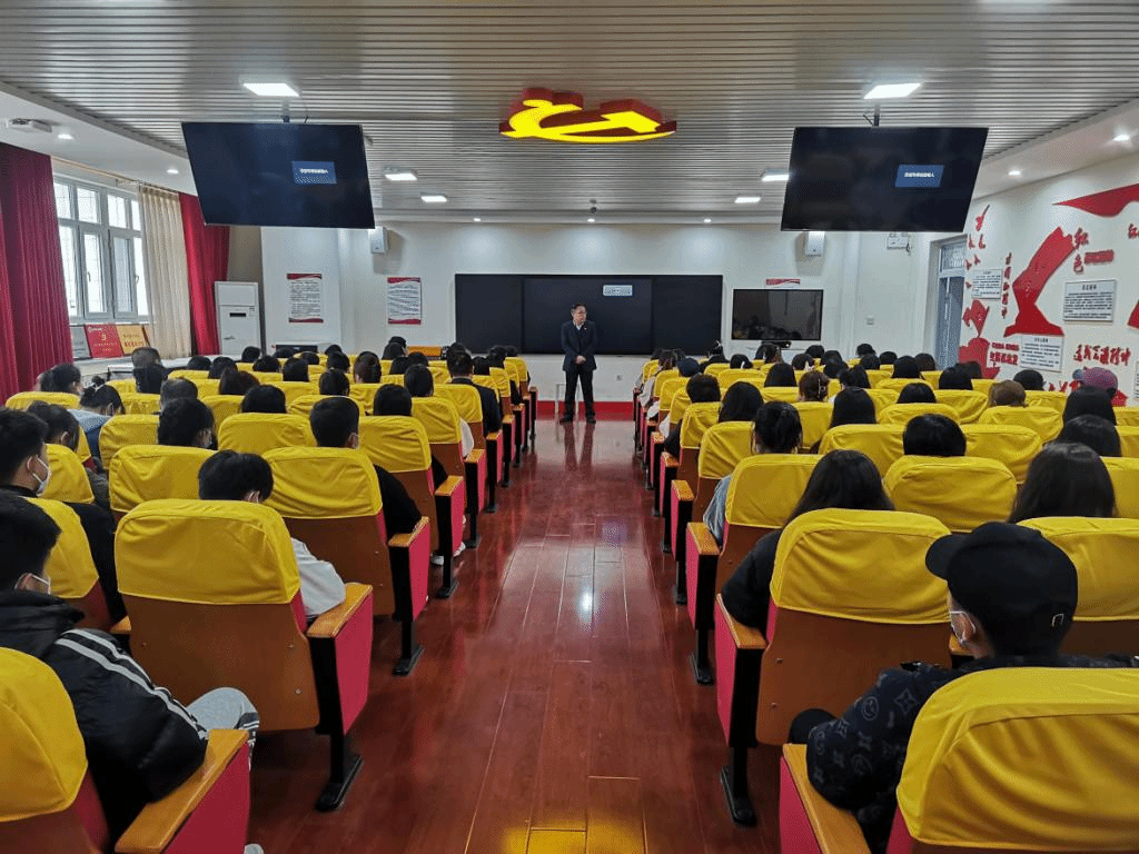 新疆职业大学开展“在青春的赛道上奋力 跑出当代青年的最好成绩”交流研讨活动
