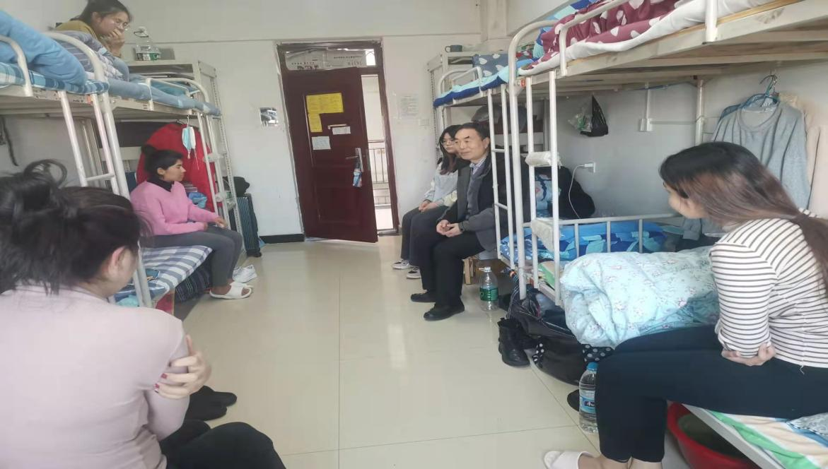 春暖入寝,温暖人心 ----学院领导走访学生宿舍 在疫情特殊情况下,为及时了解学生的思想动态、适应新学期学习生活等,以确