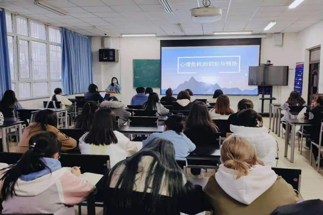 开展大学生心理健康育人工作 心理健康是大学生成才的基础,心理健康可促进大学生全面发展。学院为提高学生心理委…