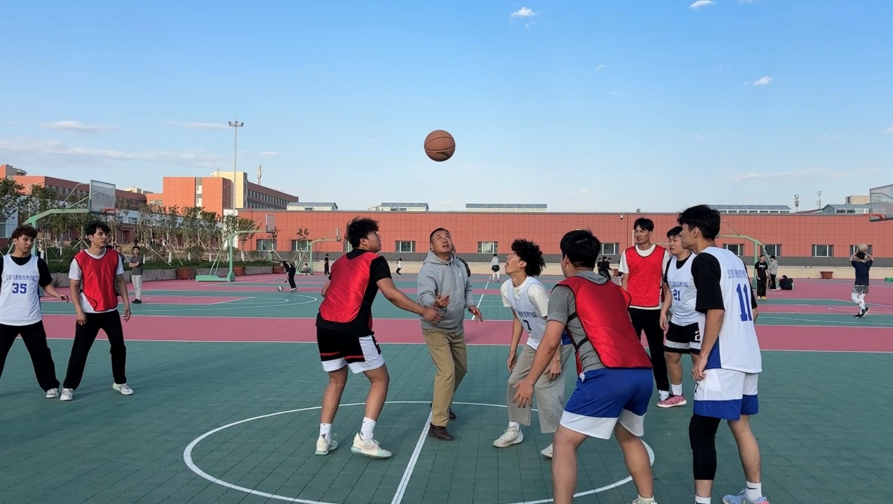 “迎篮而上·烹燃心动” 烹饪与餐饮管理学院“团结杯” 篮球友谊赛圆满落幕