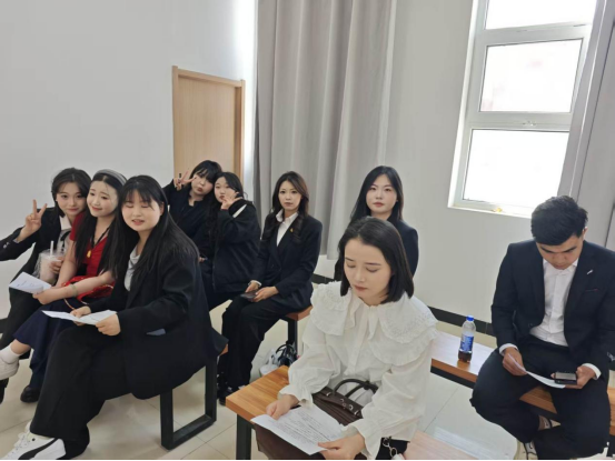 这场招聘会不一般:12名学生化身主播,2小时带“火”30余家企业岗位
