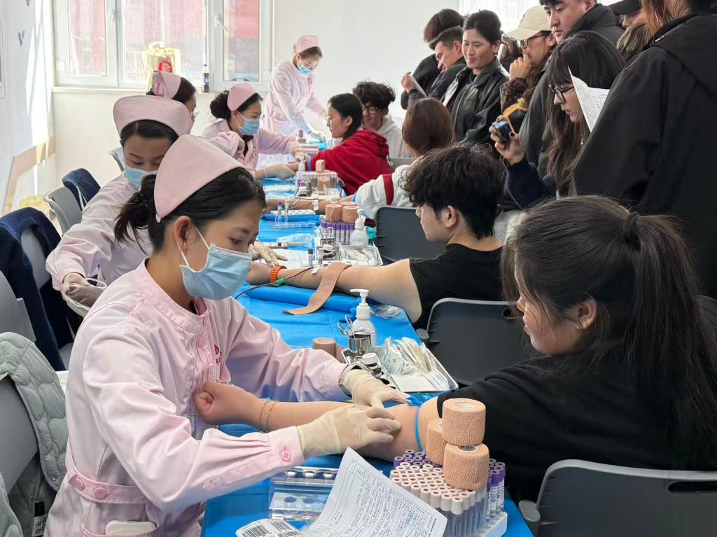 学院优秀学子义务献血活动