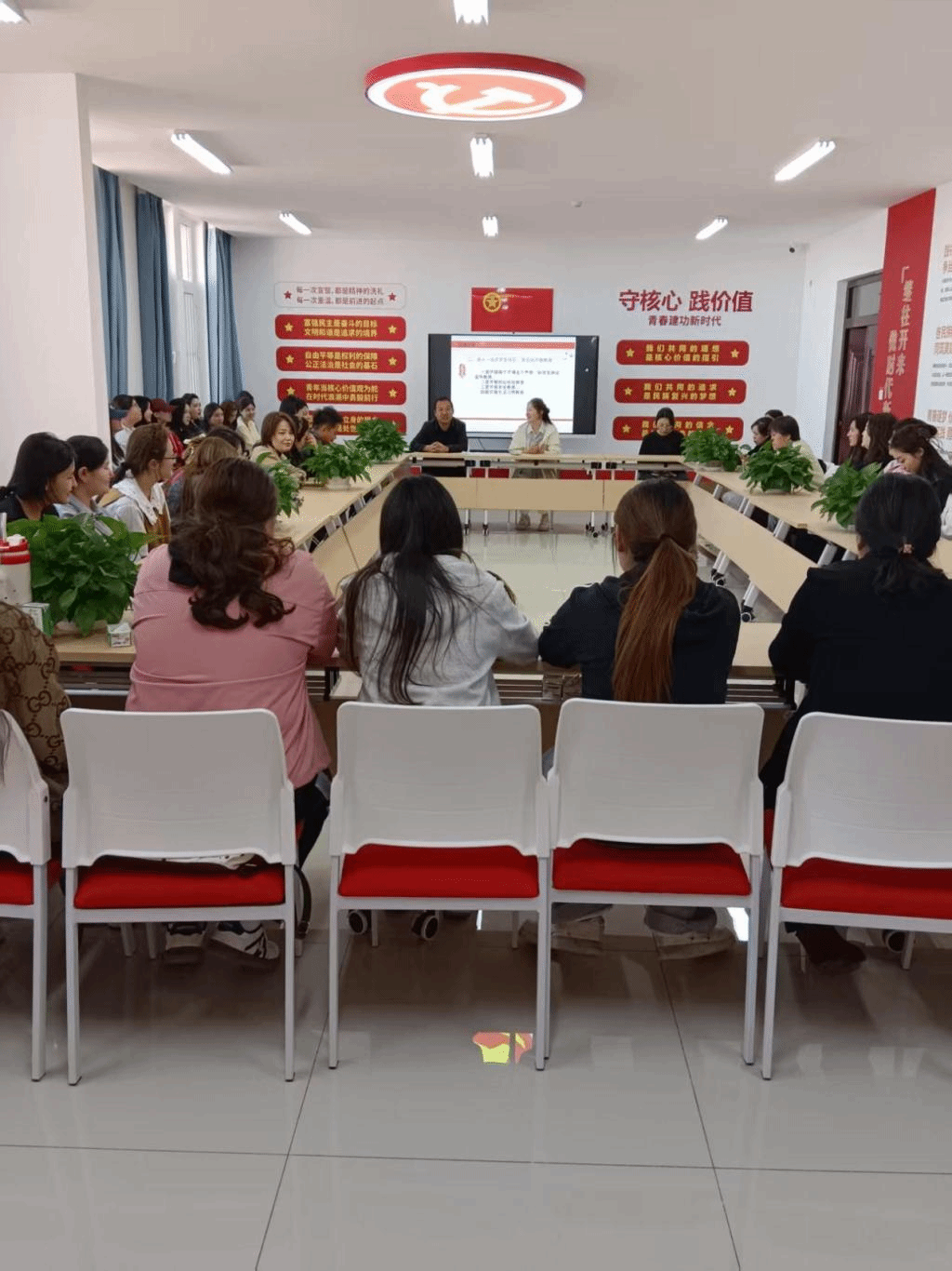 筑牢安全防线 深化师生交融 ——外国语言学院大组召开“三进两联一交友”座谈会