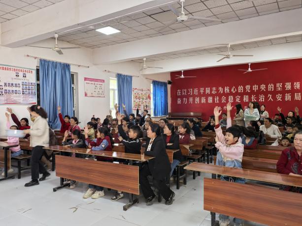 【结亲周】千里奔赴传暖意 民族团结一家亲