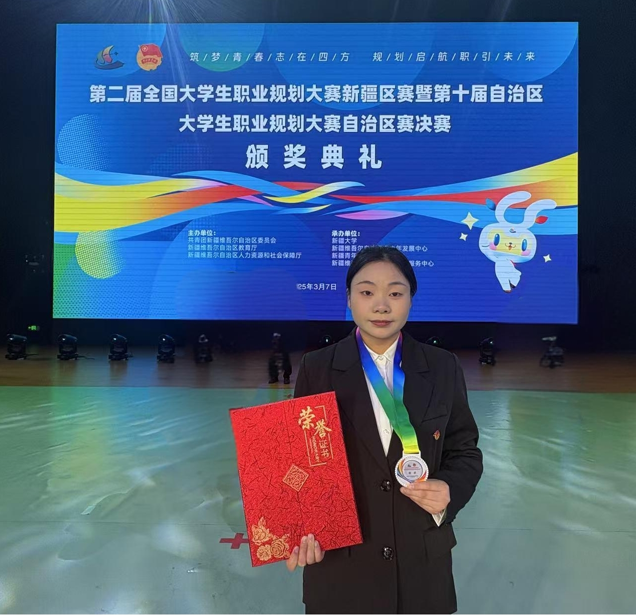 我校烹饪与餐饮管理学院学子在第二届全国职业规划大赛新疆赛区暨第十届自治区大学生职业规划大赛自治区赛决赛中斩获2银佳绩