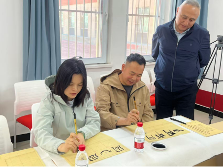 【铸牢中华民族共同体意识】同心向未来・艺韵聚同心 ——艺术与传播学院开展民族团结联谊活动