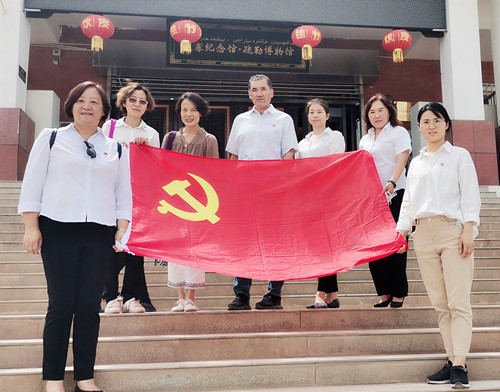 【南疆支教】初心映天山 党在我心中——我校喀什支教教师开展“党旗映天山”主题党日活动