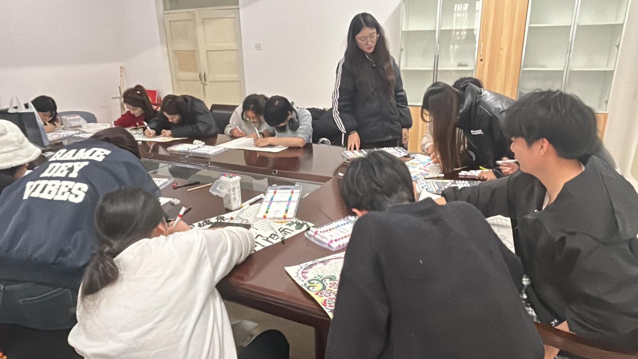 我校艺术与传播学院“一站式”学生社区举行“心灵之声交流会”手抄报活动