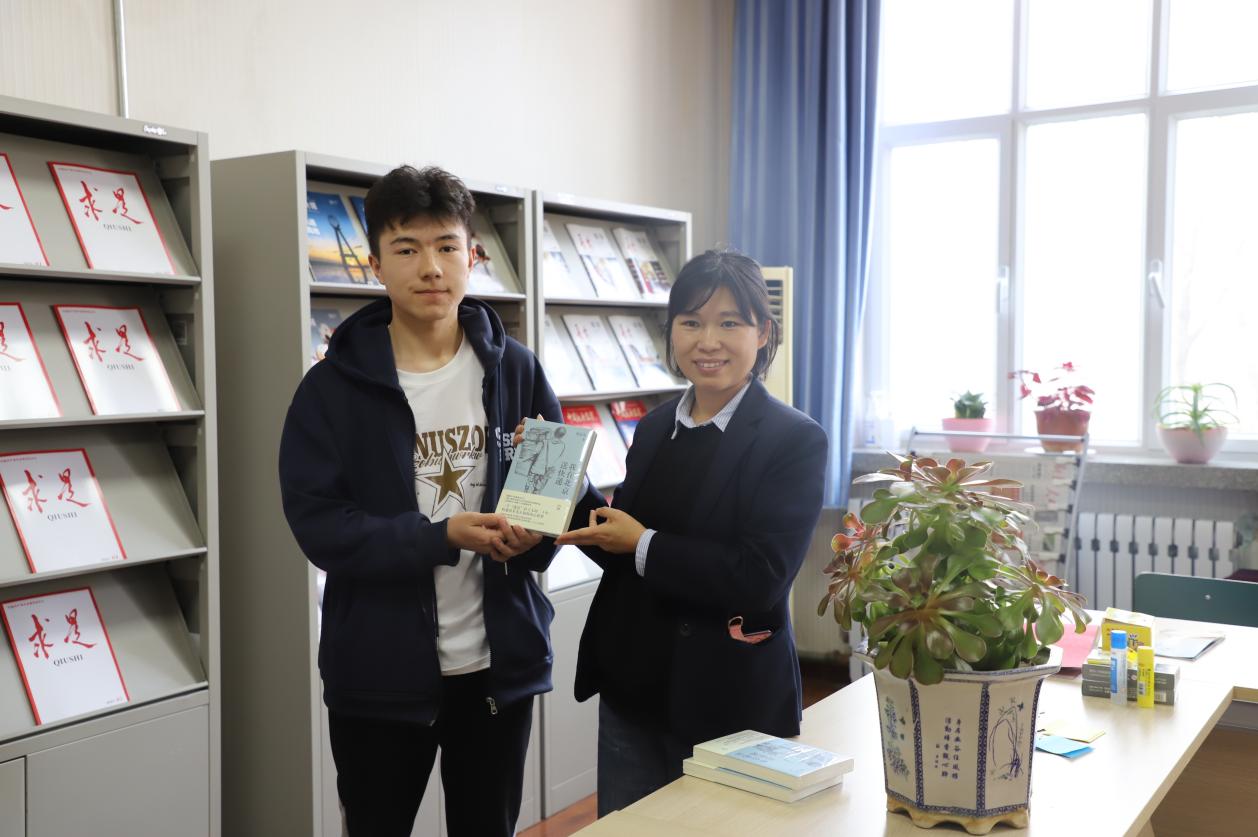 我校喀什路校区图书馆开展“赏春 阅读 让生命保持成长”主题读书活动