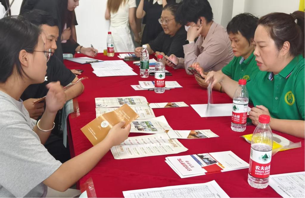 我校公共管理学院成功承办2025年大中城市联合招聘专场校园招聘会