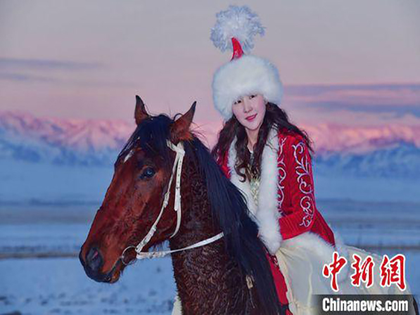 【学生风采】我校学生雪地披红衣策马为家乡美景代言