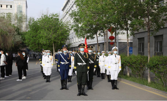 争接担当火炬,勇做时代新人——新疆职业大学举办五四青年节升国旗暨新发展团员入团宣誓仪式