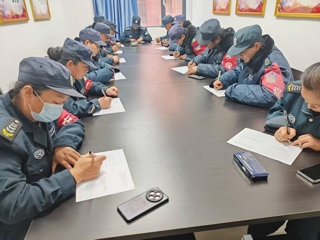 我校安保人员“礼仪练兵” 以考促学强素养