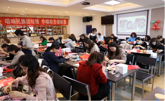 唱响民族团结情巾帼助力谱新篇——新疆职业大学微景观手工制作活动侧记