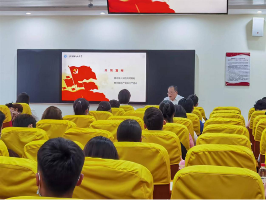 培根铸魂 启智润心——校领导走进课堂上《形势与政策》课