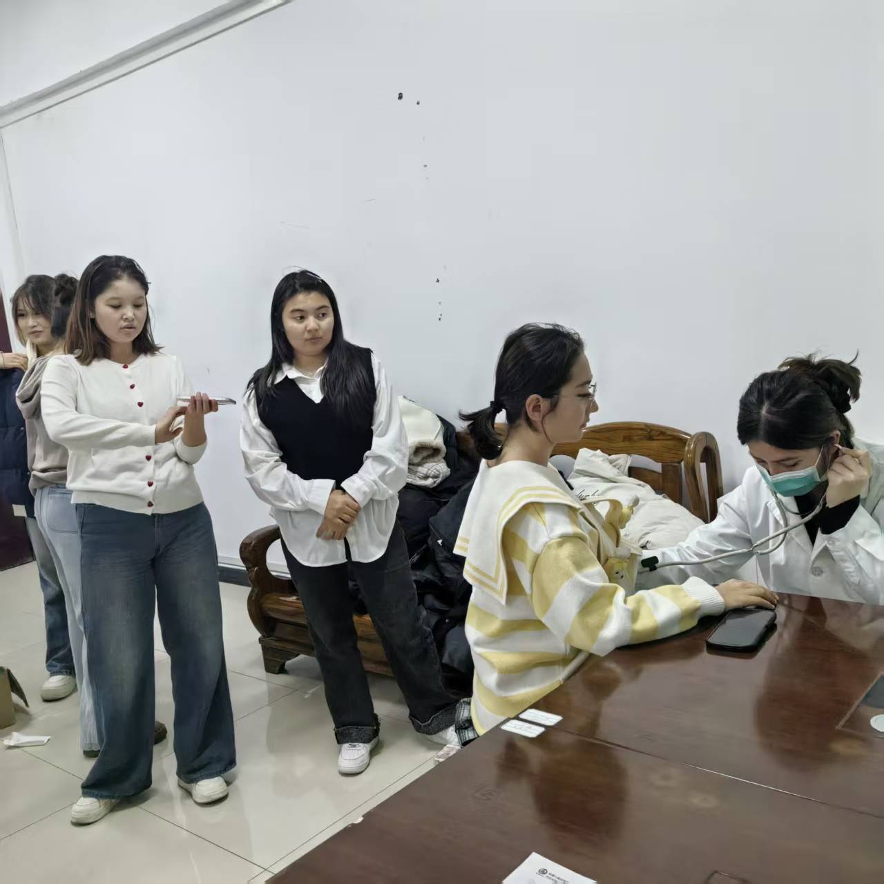 爱心义诊进校园 守护师生心血管健康——新疆心血管病医院心血管疾病专家医疗队走进我校开展心血管疾病巡回义诊活动