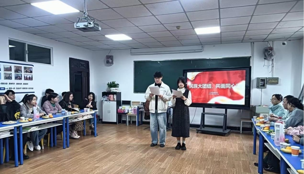 我校公共管理学院“三进两联一交友”活动大组开展“民族大团结 共画同心圆”活动