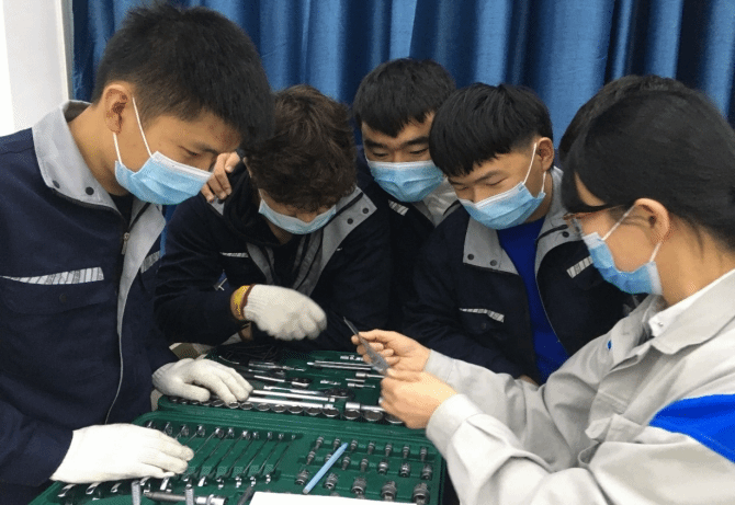 【工匠风采】机械电子工程学院鲁亚云:追寻汽车强国梦的“天山英才”