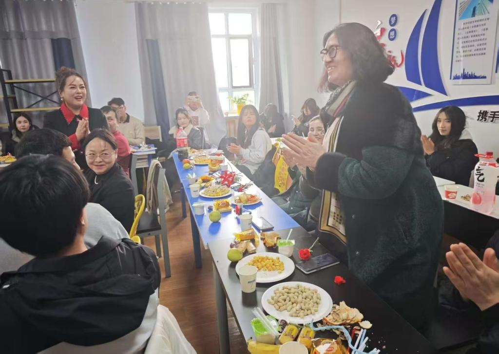 我校公共管理学院成功举办“魅力女性,绽放风采”三八妇女节暨民族团结联谊活动