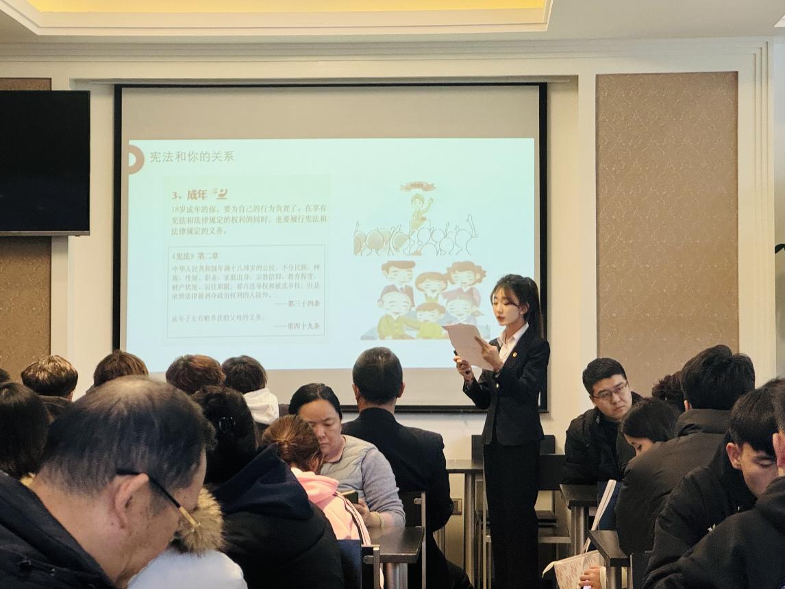 我校烹饪与餐饮管理学院大组开展2024年“宪法宣传周”暨“三进两联一交友”民族团结联谊活动