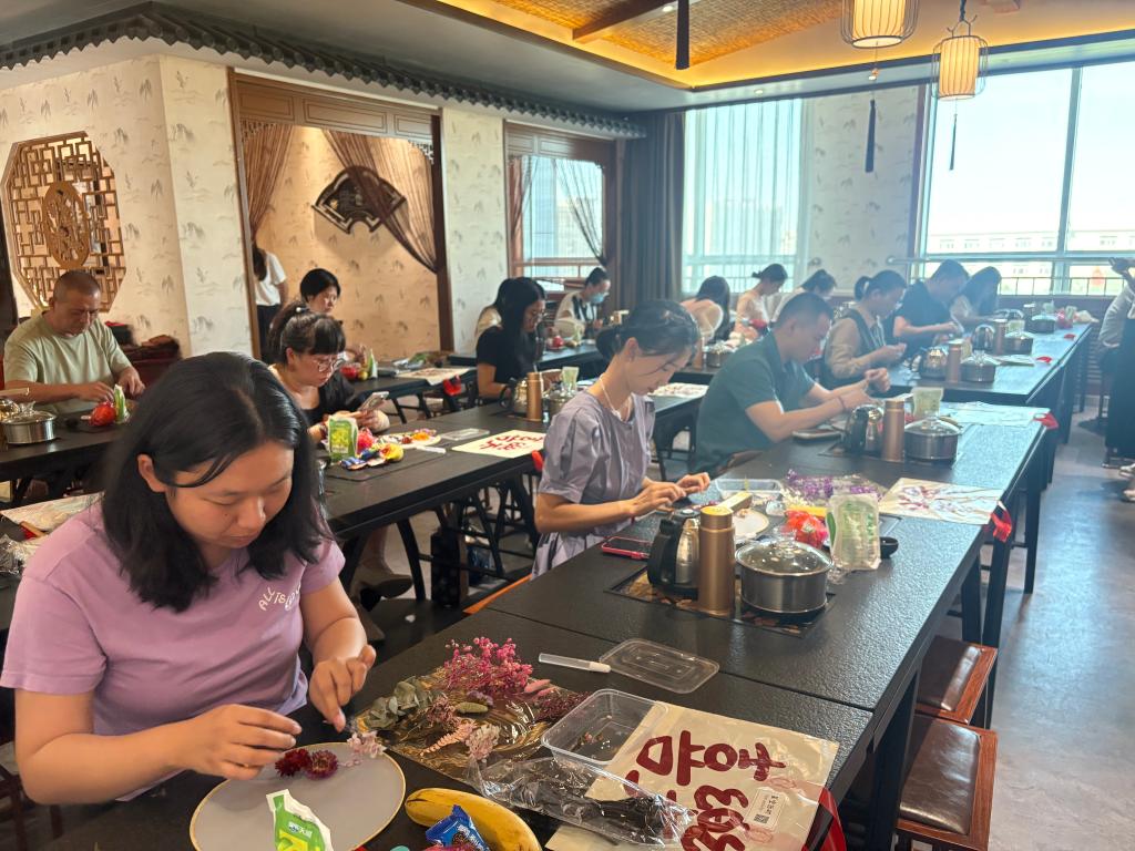 民族团结一家亲 共绘团扇心连心——我校组织党外知识分子联谊活动