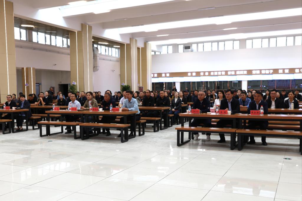 我校组织教职工集中观看纪念中国人民抗日战争暨世界反法西斯战争胜利80周年阅兵仪式