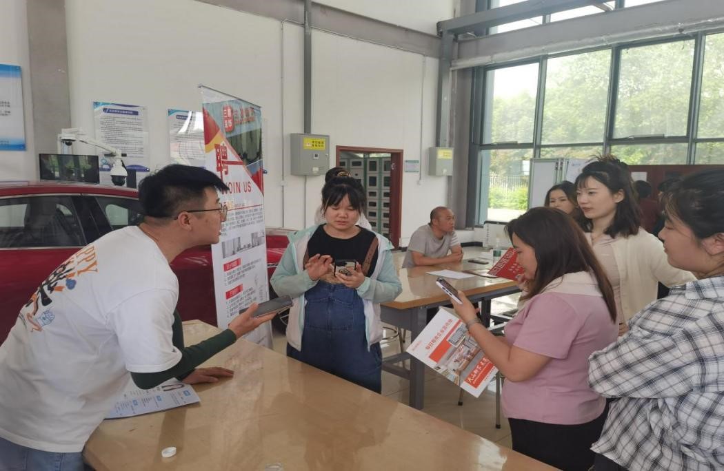 我校数字商贸学院顺利举办2024年“以梦为马‘职’等你来”校园招聘会