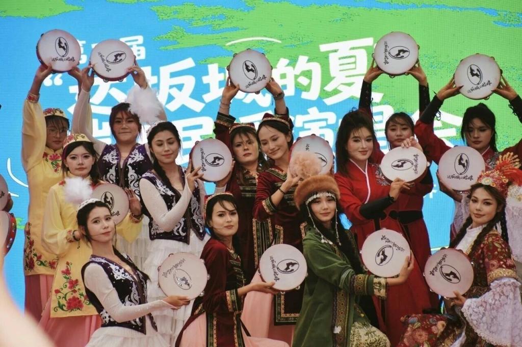 【文化铸魂】校地携手共赴端午之约——我校联合达坂城区举办第二届“达坂城的夏”端午民谣演唱会