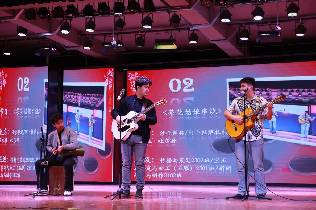 我校艺术与传播学院开展“筑梦艺传 艺展青春”民族团结暨迎新文艺汇演活动