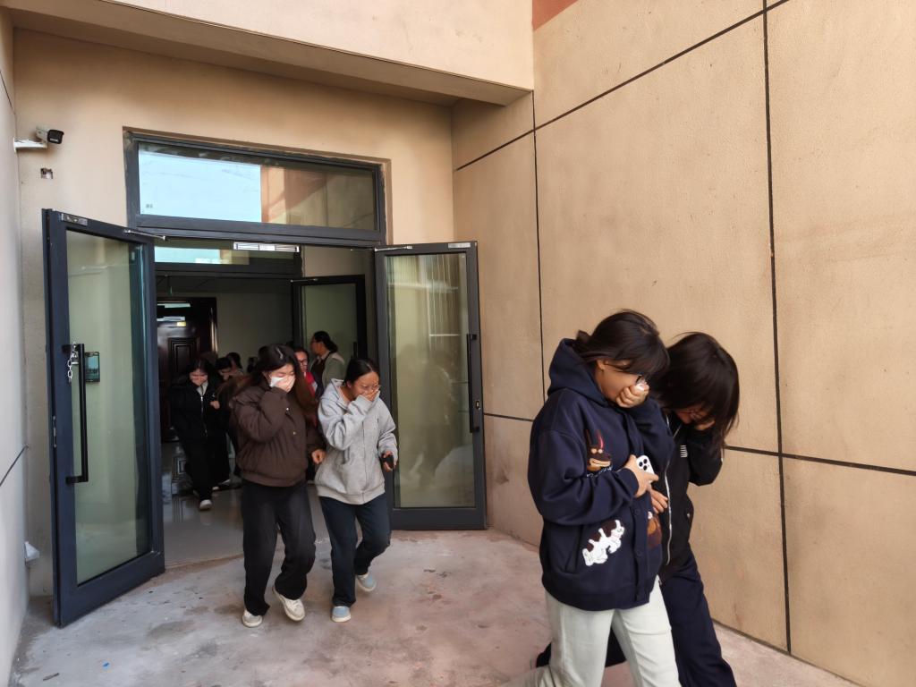 以演练为盾，护安全同行——我校公共管理学院（教育科学学院）组织开展消防演练