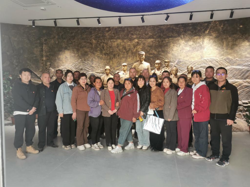 继承王蔚精神 践行驻村使命——我校驻墨玉县奎牙镇巴什阿其玛村工作队开展清明祭扫活动暨主题党日活动