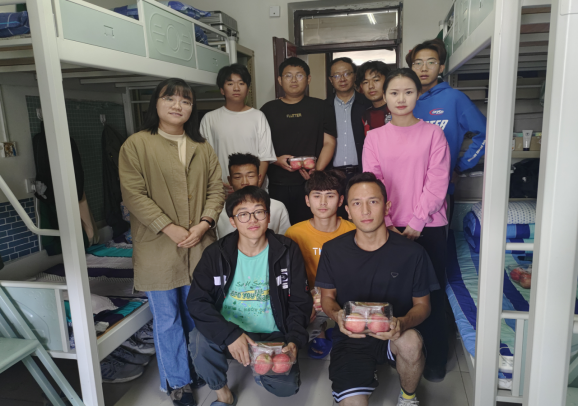 机械电子工程学院开展“双节”慰问留校学生活动