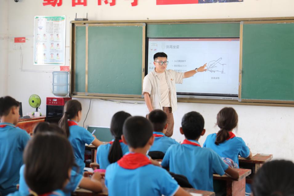 我校艺术与传播学院“以书法绘画铸牢中华民族共同体意识”为主题的“送教下乡”