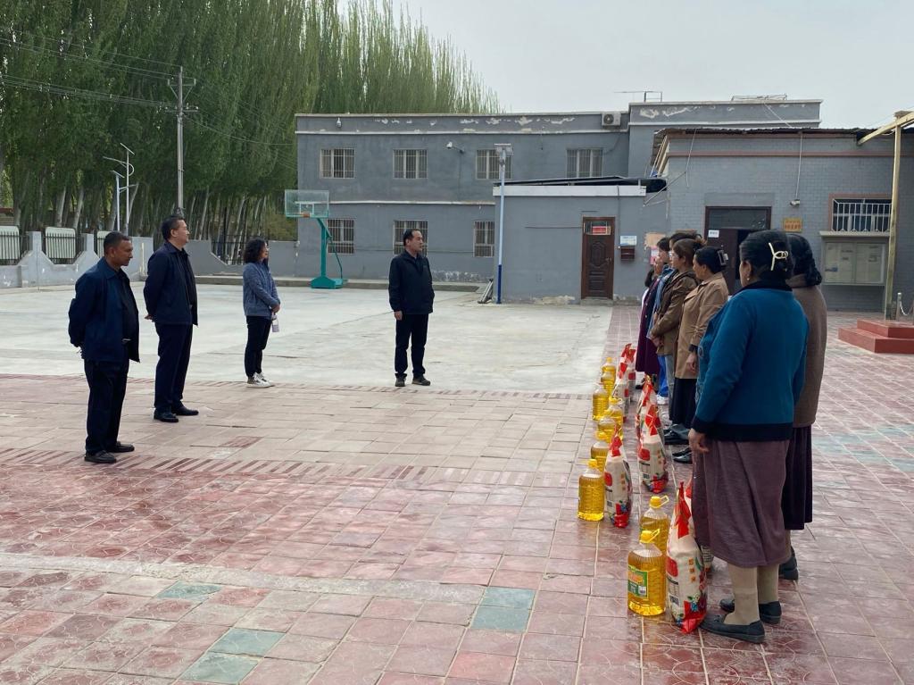 民族团结一家亲 节前慰问暖人心——我校驻墨玉县奎牙镇驻村工作队开展肉孜节慰问活动