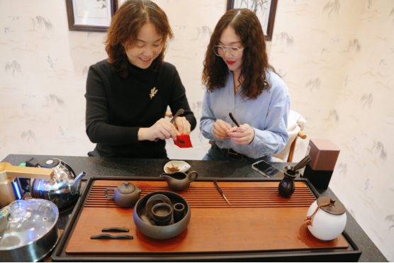 我校举办“巾帼心向党·奋进新征程”品学茶艺民族团结联谊活动