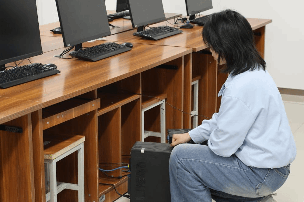解锁“劳动+”新范式！看信息技术学院如何用“四维驱动”模式让教室焕新颜
