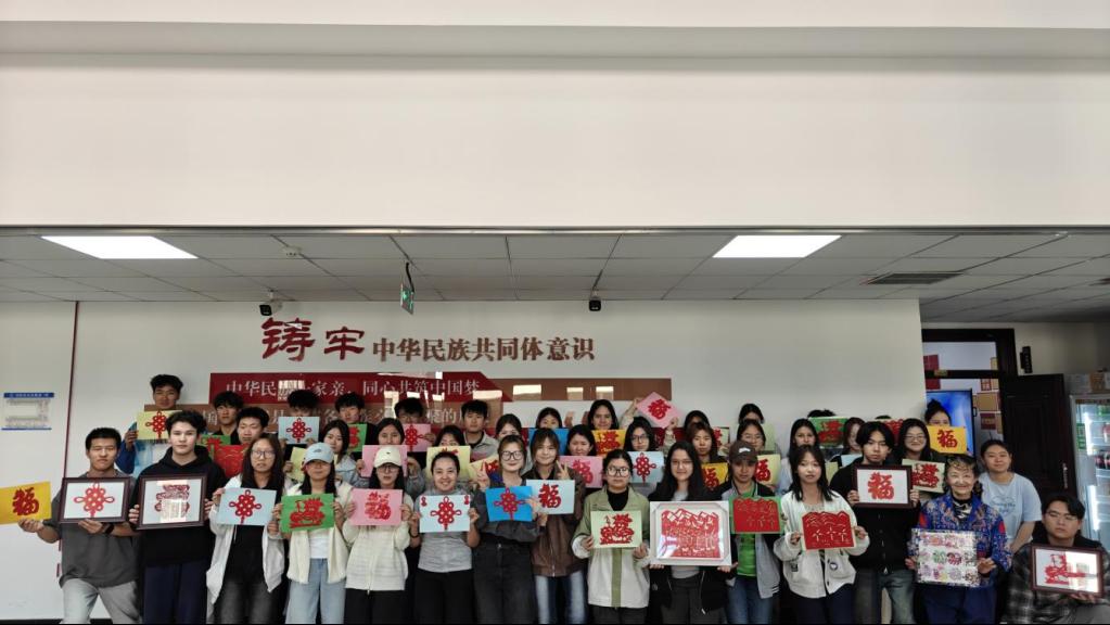 一剪藏古韵 指尖绽青春——信息技术学院非遗剪纸活动点亮传统文化新风尚