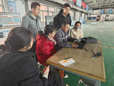 智慧交通学院开展新进教师教学安全培训活动为增强新进教师安全意识,提高设备使用技能,3月6日,智慧交通学院开展教学安全教育